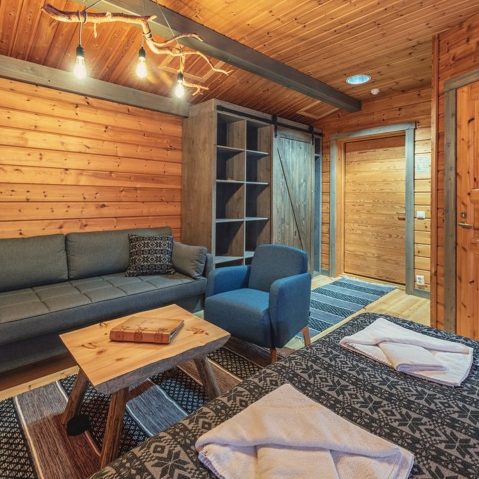 Harriniva Wilderness Plus Room Couch